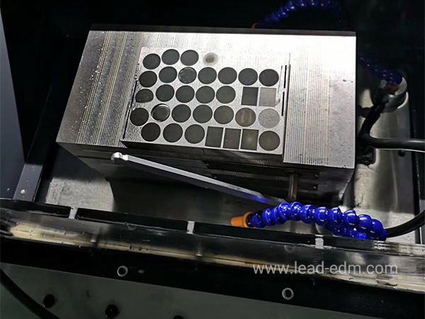 群基数控火花机CNC640镜面加工效果
